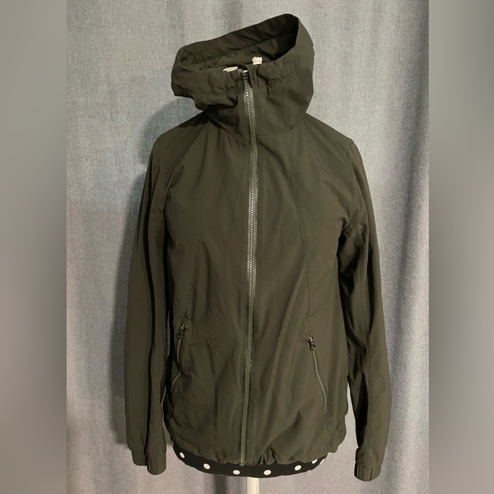 Lululemon lightweight windbreaker in Olive - size 4